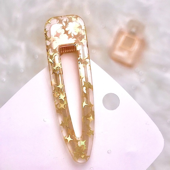 Accessories - 💚10/$10💚NEW Clear Golden Acrylic Triangular Hair Clip